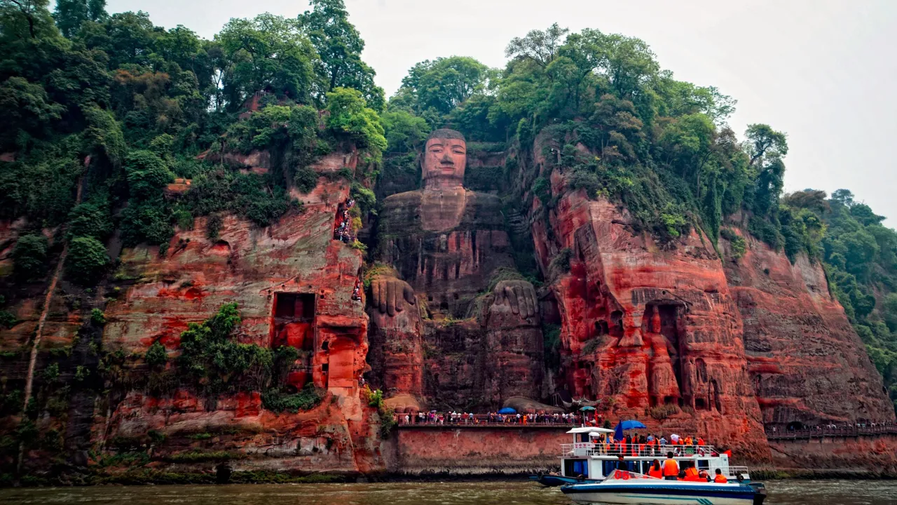 Leshans store buddha er verdens største Buddha-statue af sten. Foto Viktors Farmor