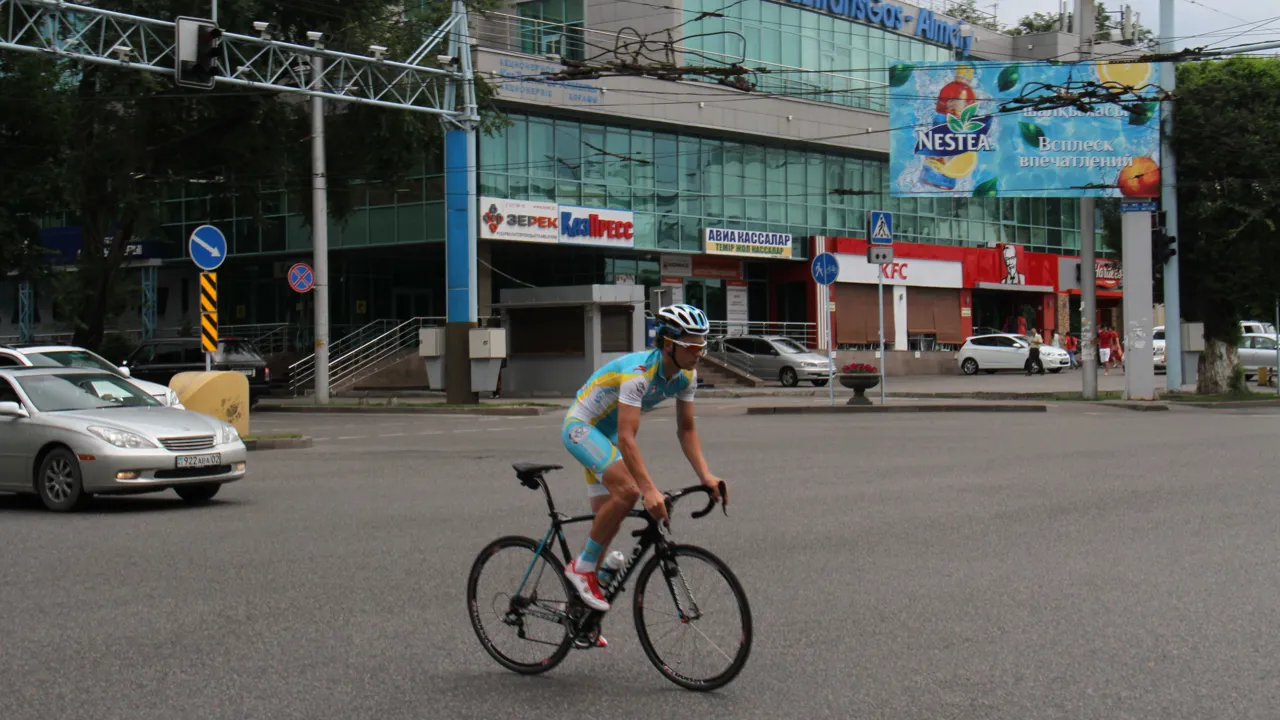En cykelrytter fra Astana-holdet opkaldt efter hovedstaden i Kazakhstan træner i Almaty. Foto Erik Hermansen