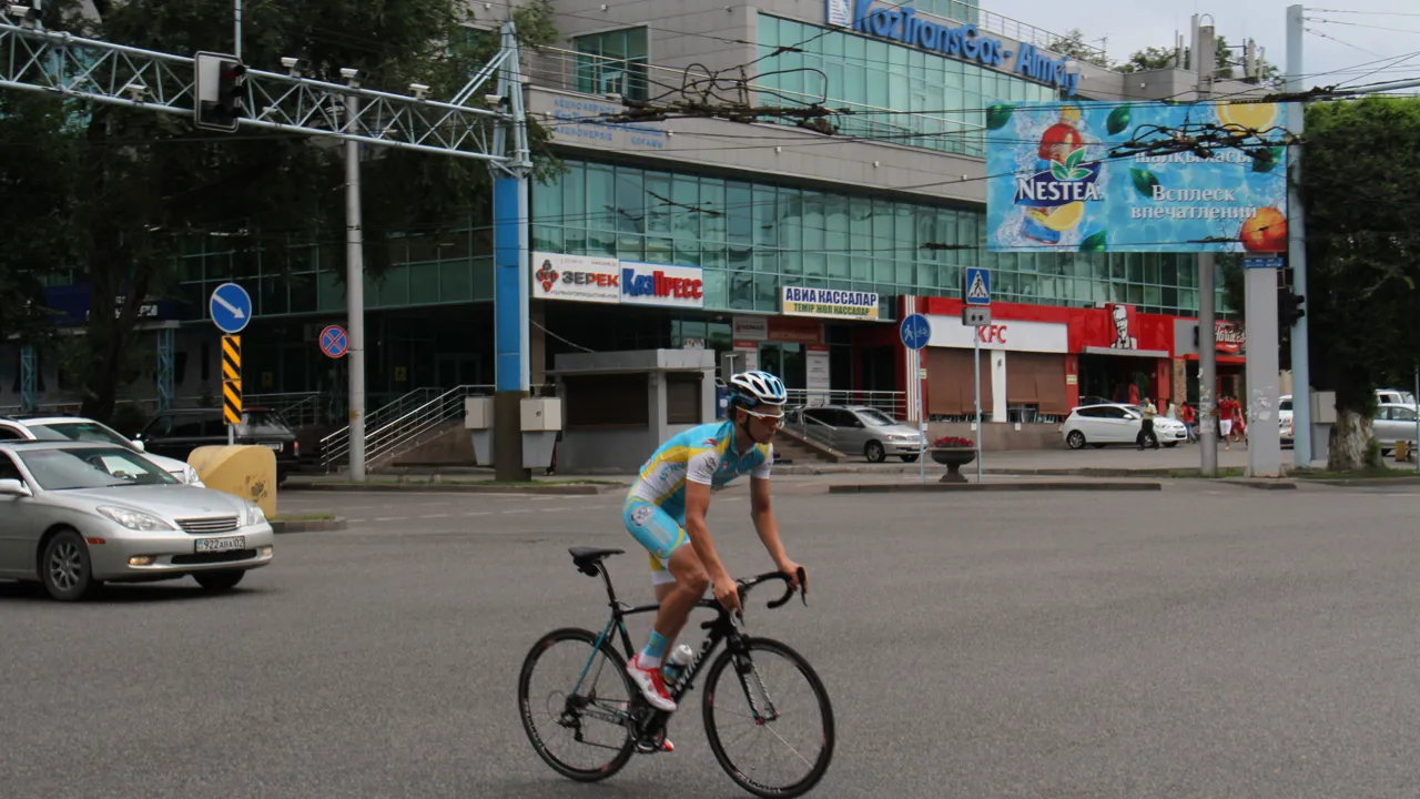 En cykelrytter fra Astana-holdet opkaldt efter hovedstaden i Kazakhstan træner i Almaty. Foto Erik Hermansen