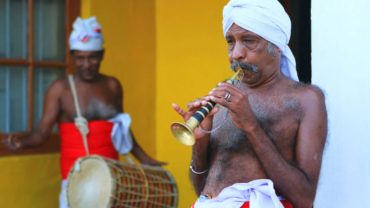Musikere i Ruvanvelisaya Dagoba i den tidligere hovedstad Anuradhapura i Sri Lanka. Foto Anders Stoustrup
