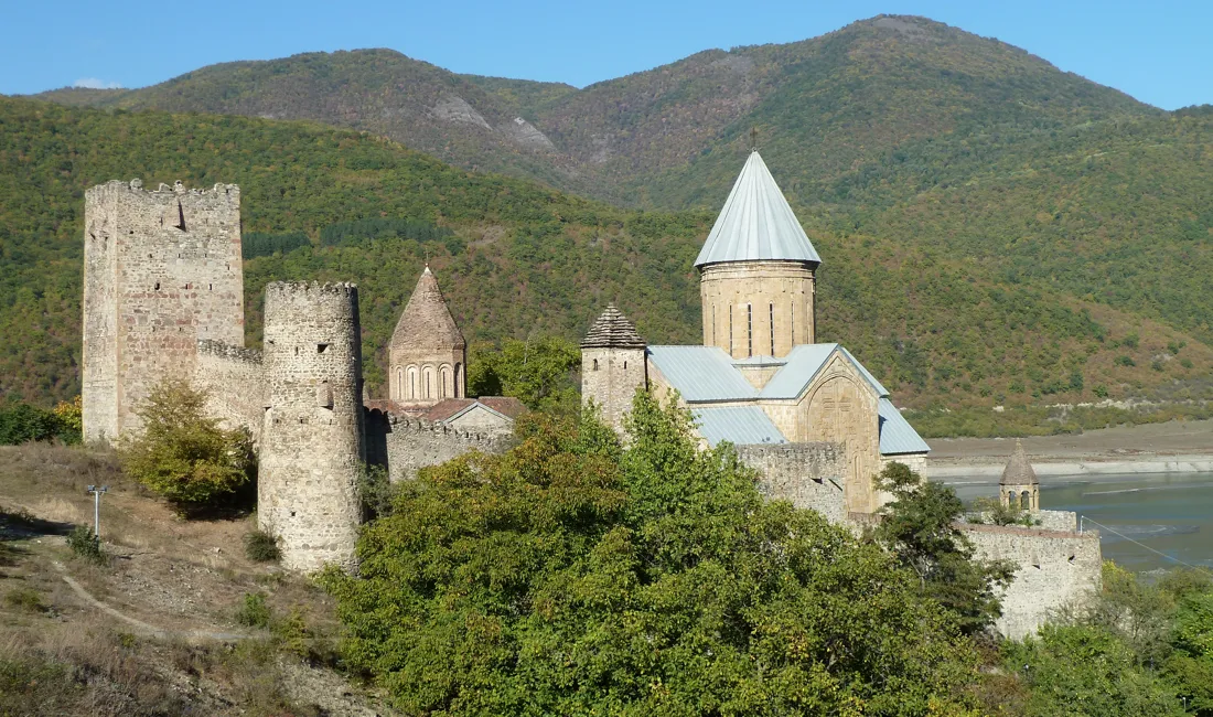 I Georgien besøger vi Ananuri - et befæstet kloster med smuk beliggenhed. Foto Jytte Krogsbøl