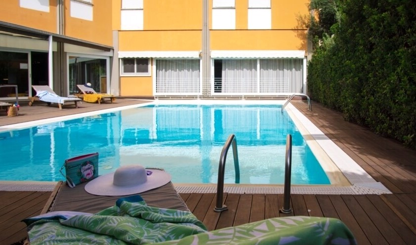 Hotel mistral2 pool nr. 1