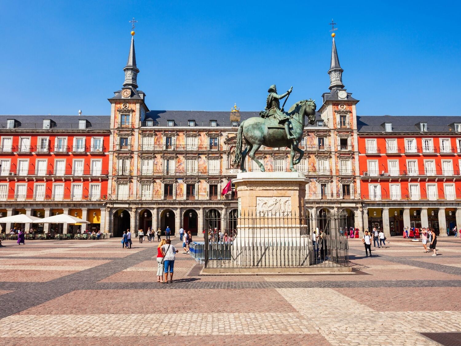 I Madrid ser vi Plaza Mayor, et storslået torv med en med en historie, der strækker sig tilbage til det 17. århundrede. Foto Viktors Farmor