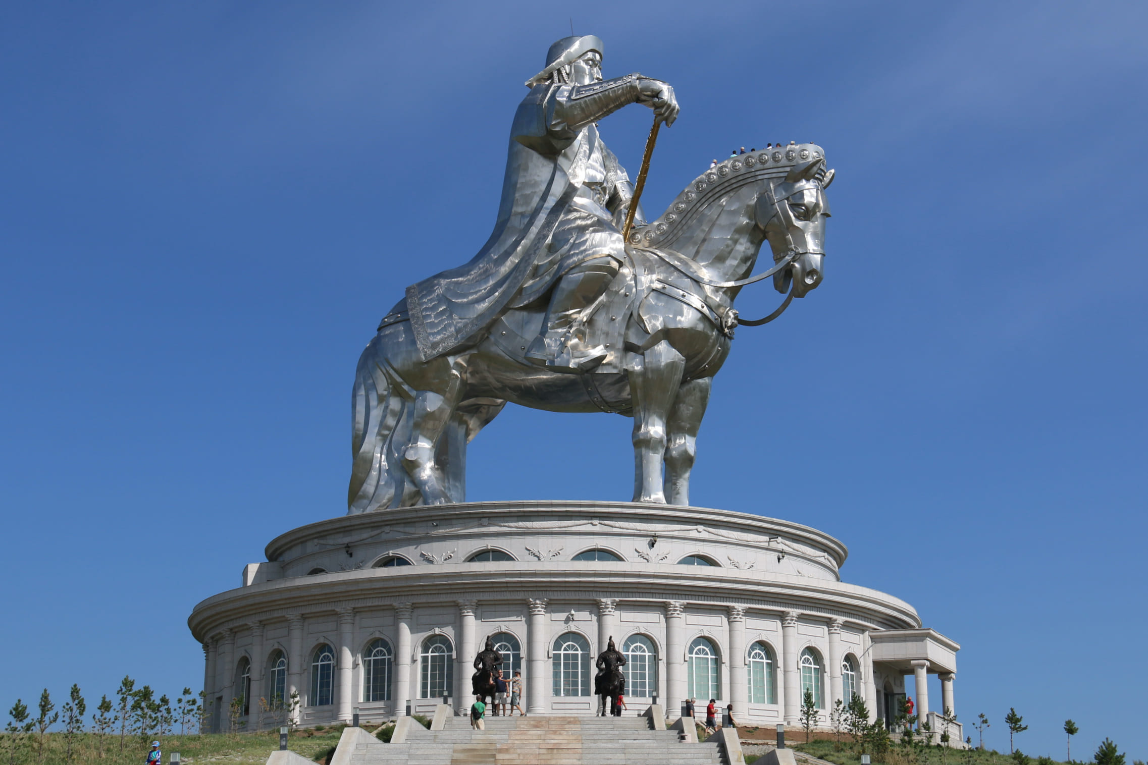 Den 40 m høje Genghis Khan ridderstatue som symbolsk peger mod Genghis Khans fødested i øst. Foto Anja Schmidt