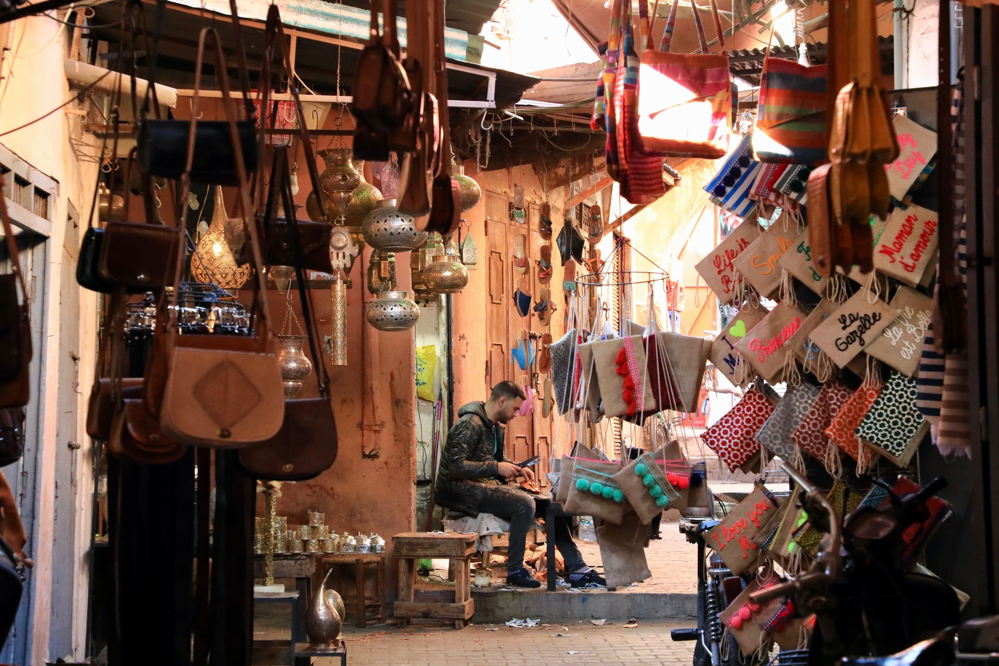 Håndværk i medinaen i Marrakesh. Foto af Anders Stoustrup