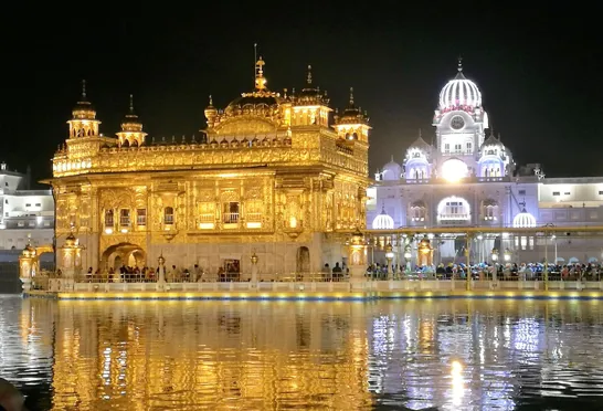 Det Gyldne tempel i Amritsar stråler i natten. Foto af Elisabeth Sandell