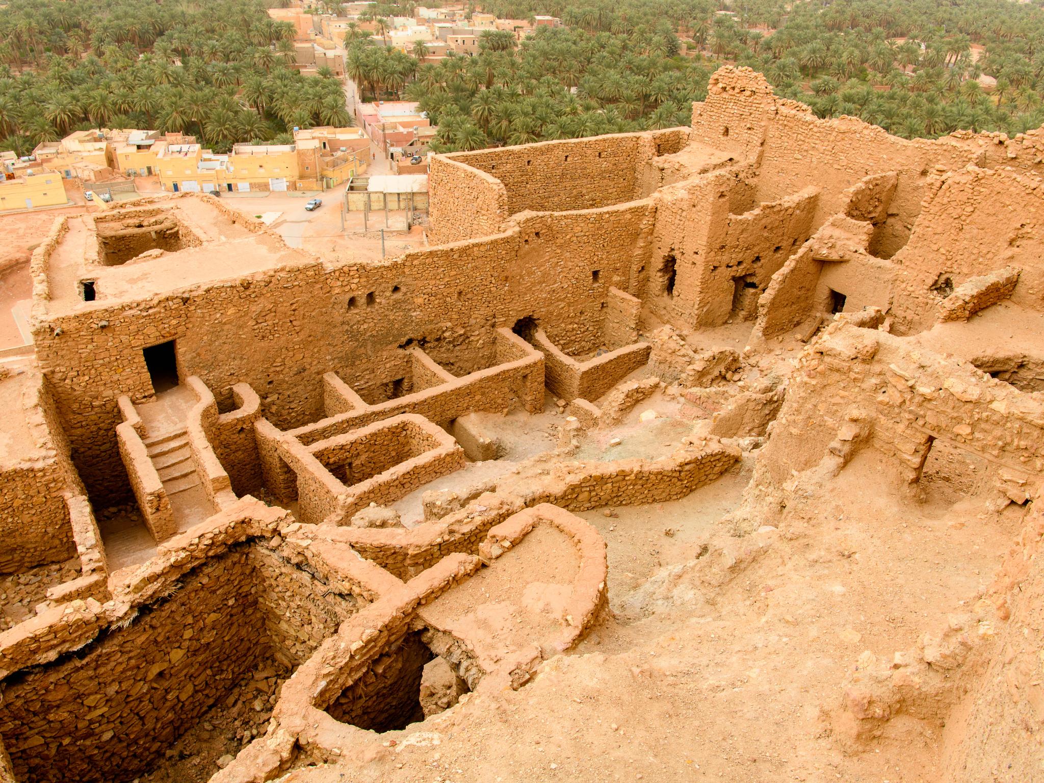 Ksar El Menia eller Ksar el Golea, en historisk berber fortificeret landsby bygget af zenata stammen i det 10. århundrede. Foto Viktors Farmor