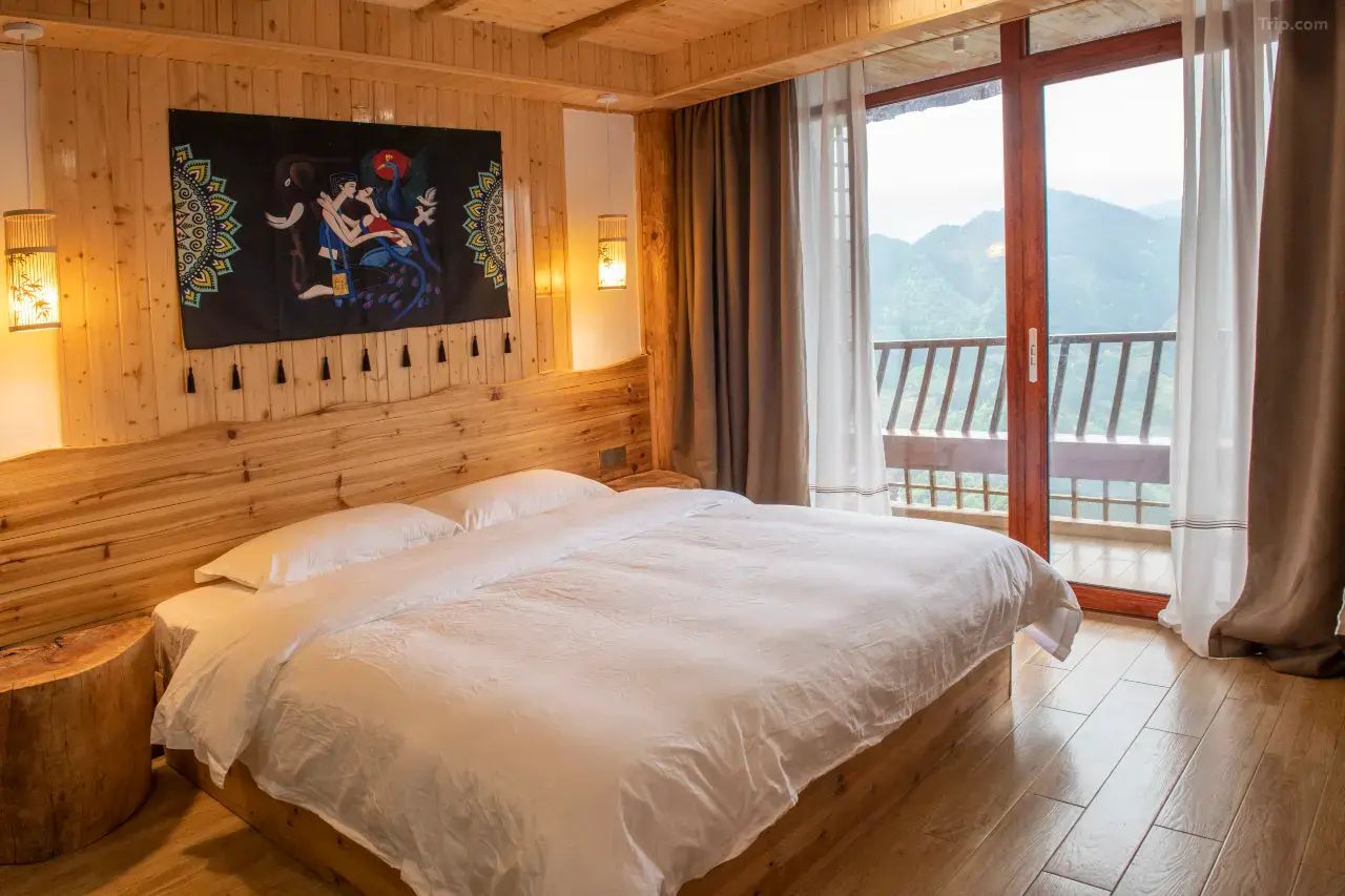 På rejsen Kinas farverige folkeslag bor vi på Conjiang Banshanju Inn i Jiabang, i Dong-folkets traditionelle pælehuse 