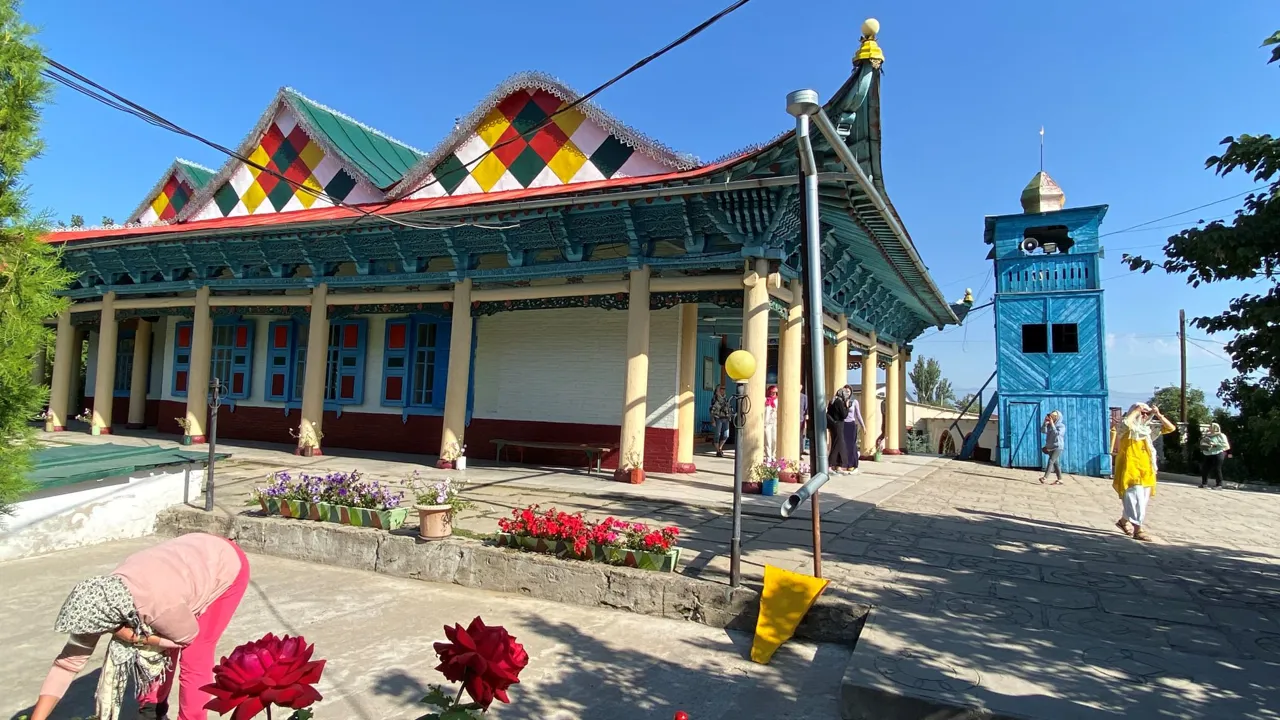 Den farverige Dungan moske i Karakol. Foto Michael Høeg Andersen