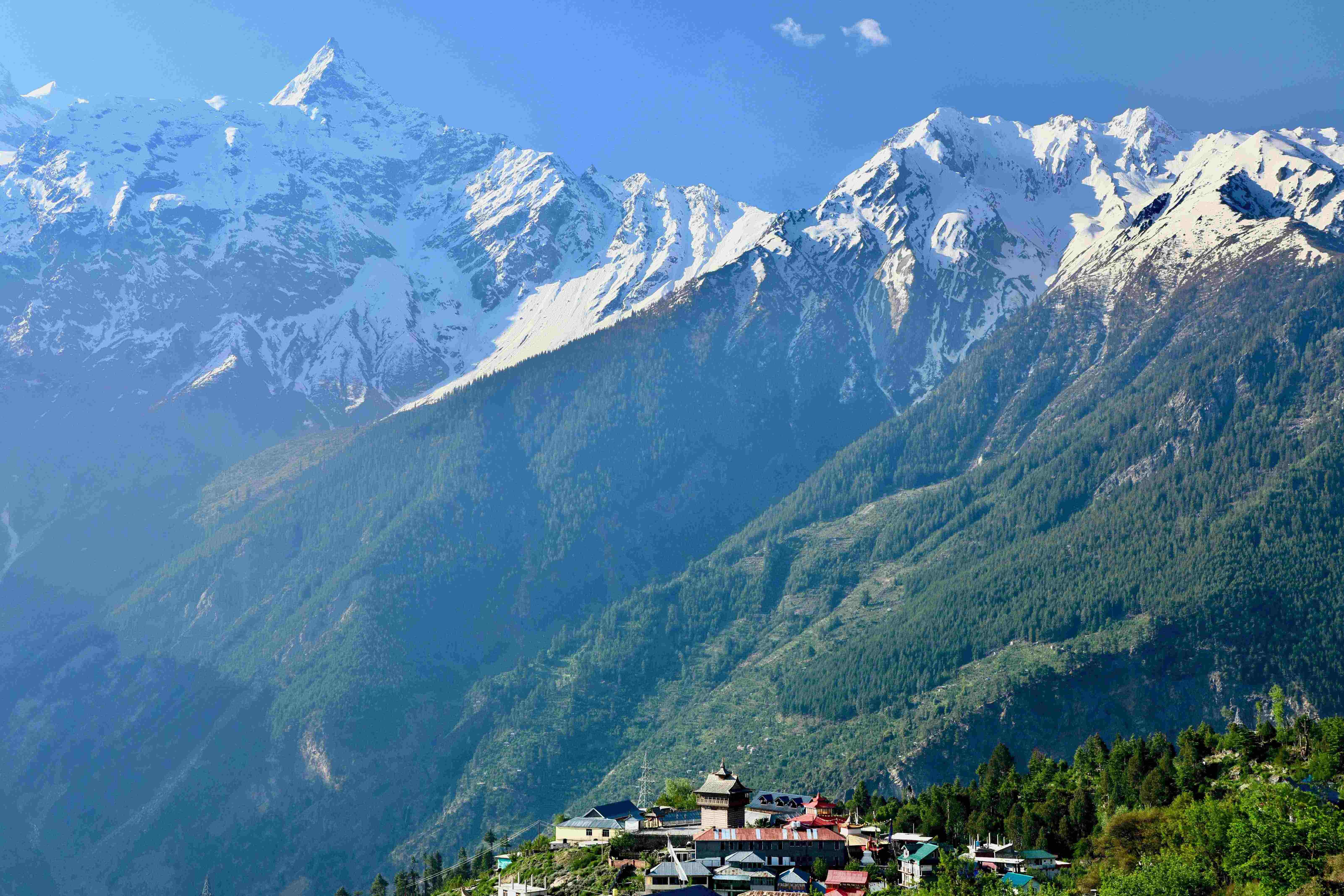 Vi bor på Grand Shambha La Resort I Kalpa med fantastisk udsigt til bjergene.