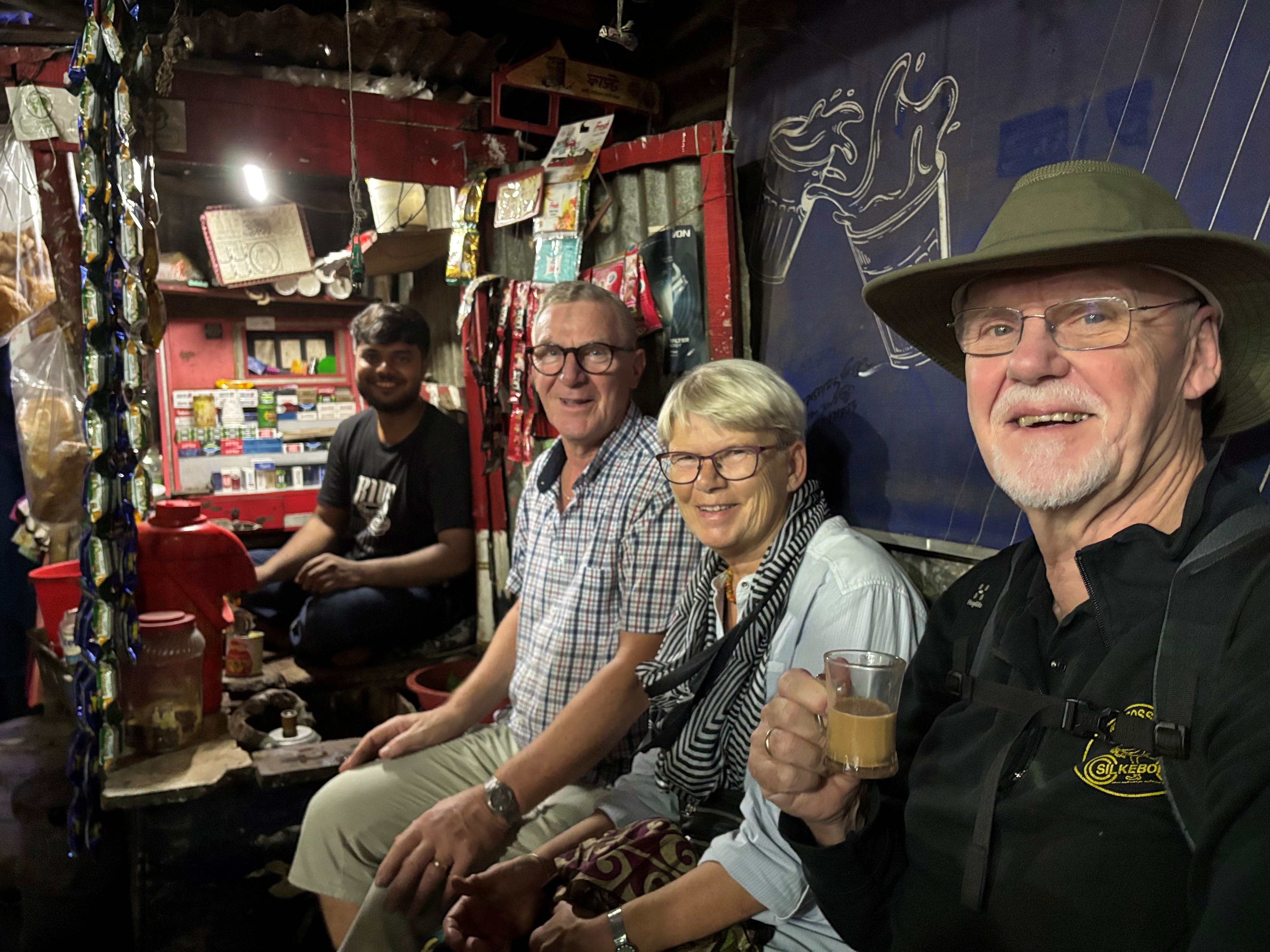 Vi besøger de små tehuse i Dhaka. Foto Ejner Poulsen