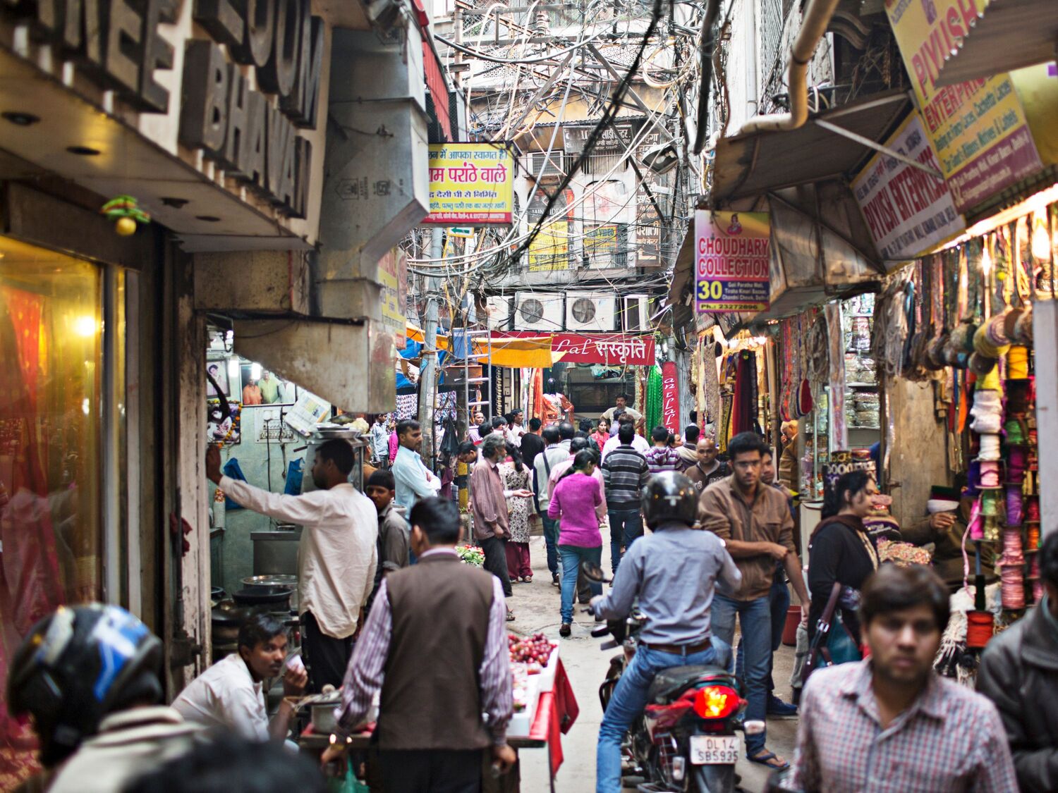 Travle gader i Delhis gamle bydel. Foto Viktors Farmor