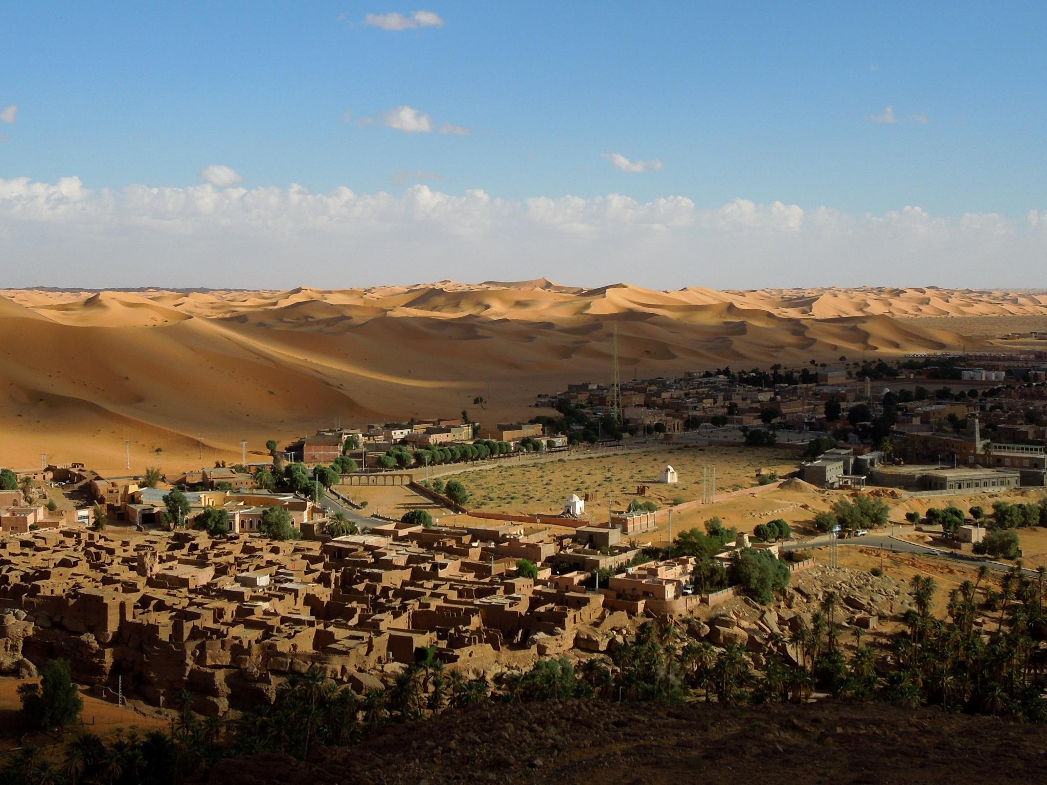Taghit, hvor byen ligger tæt op ad ørkenlandskabet med sand så langt øjet rækker. Foto Viktors Farmor
