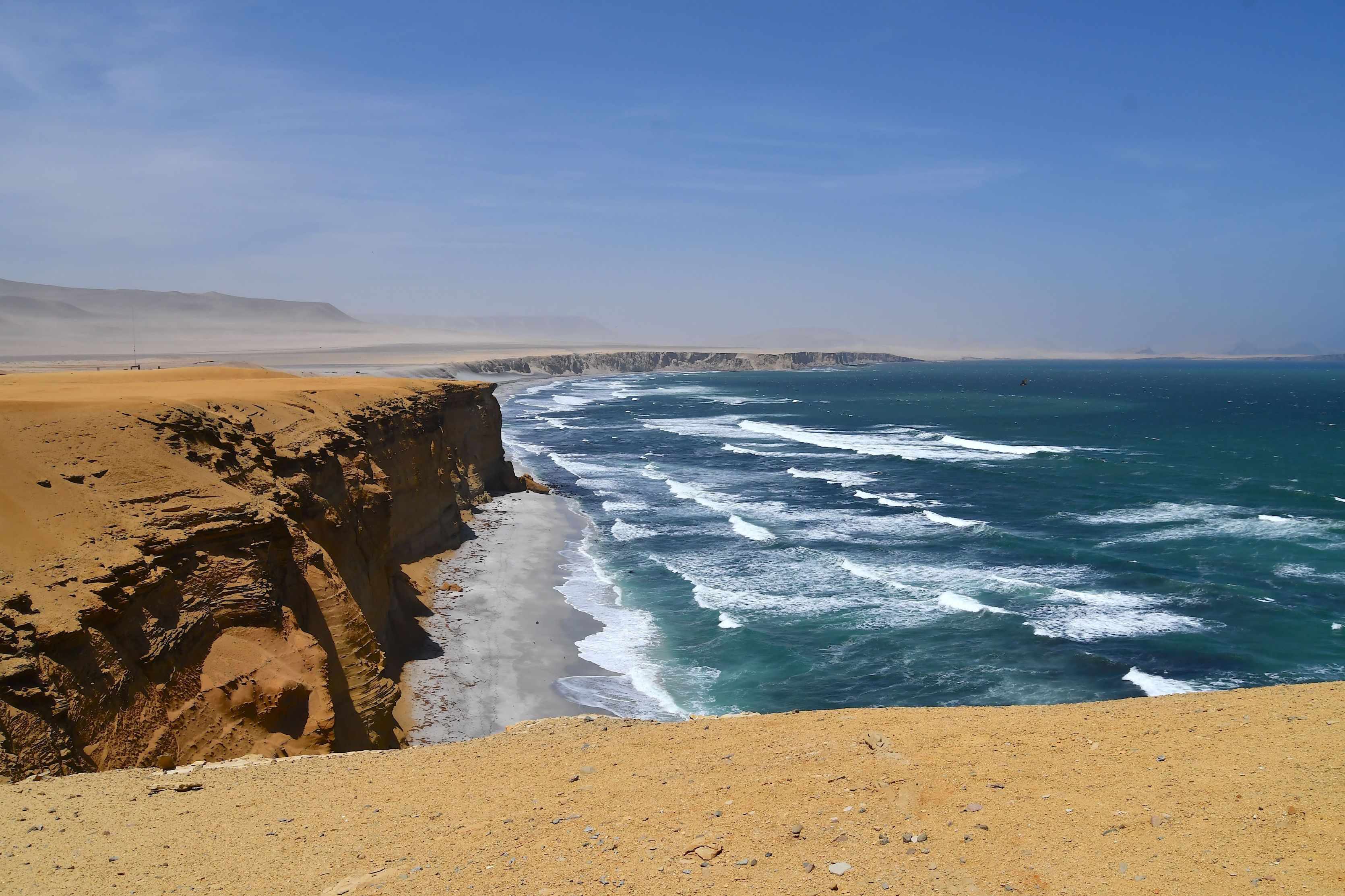 Langs Paracas-halvøen mødes den tørre ørken og det næringsrige Stillehav. Foto Hanne Christensen