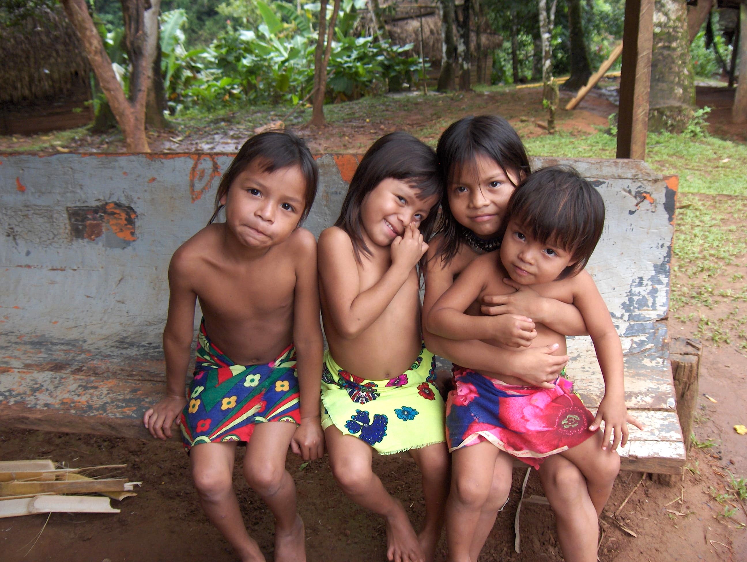 Embera børnene er nysgerrige men også lidt generte. Foto. Kirsten Gynther Holm