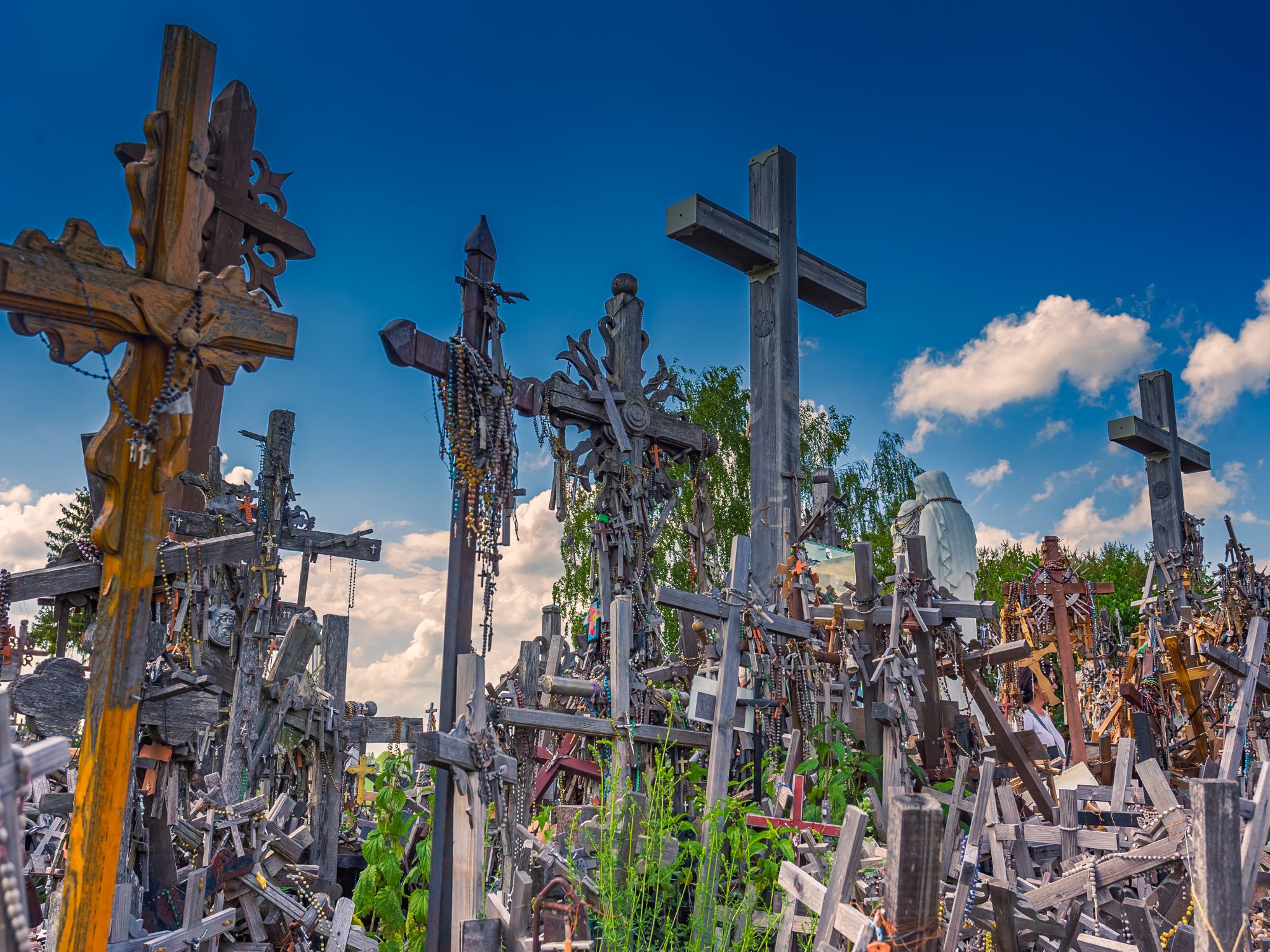 Det katolske pilgrimssted, Kryžių Kalnas, rummer måske verdens største samling af kors. Foto Viktors Farmor