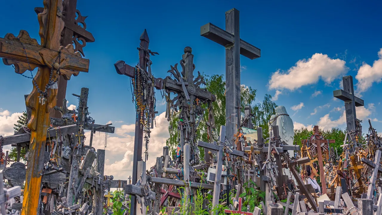 Det katolske pilgrimssted, Kryžių Kalnas, rummer måske verdens største samling af kors. Foto Viktors Farmor
