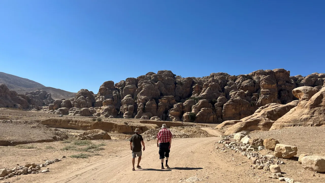 Vi vandre mod lille Petra. Foto Josefine Aude