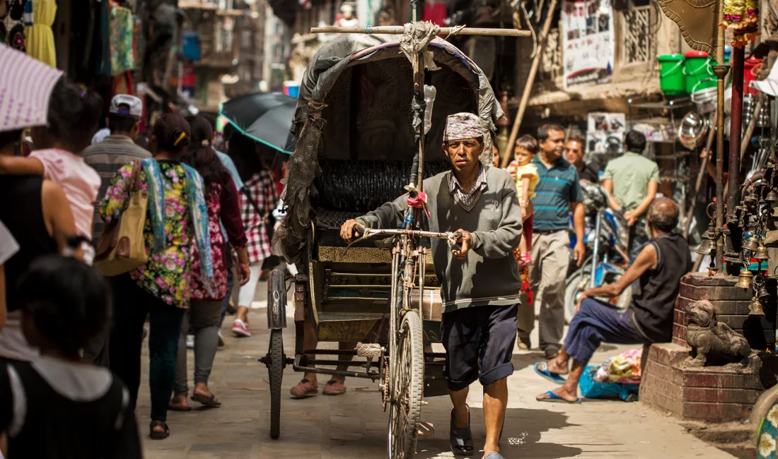 i bazaren i Kathmandu er der farverige varer og masser af mennesker. Foto Viktors Farmor