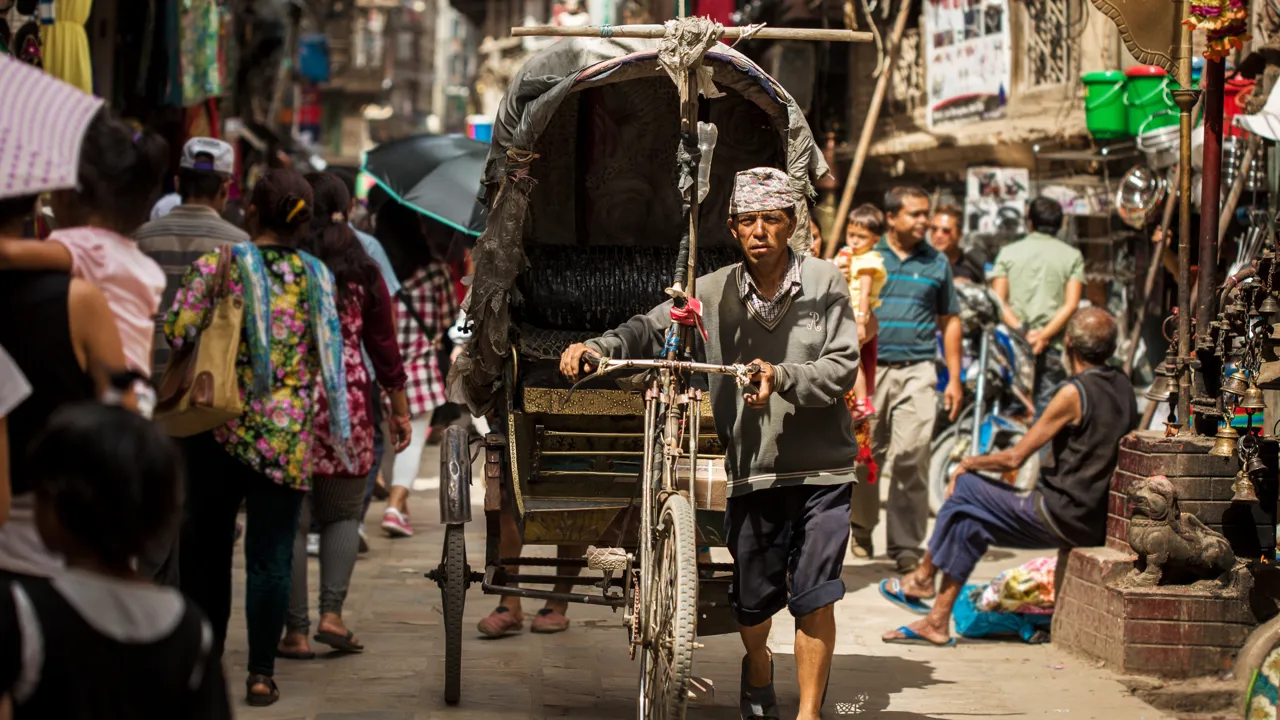 i bazaren i Kathmandu er der farverige varer og masser af mennesker. Foto Viktors Farmor