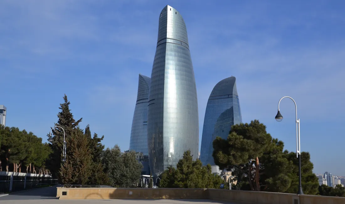 De tre flammetårne er Azerbaijans hovedstad Bakus nye vartegn. Foto Gert Lynge Sørensen