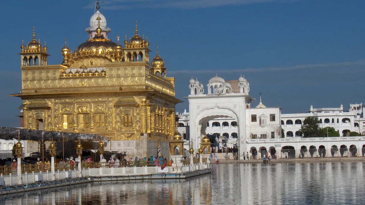 Amritsars gyldne tempel er beklædt med 750 kg forgyldte kobberplader. Foto Gudik Holm