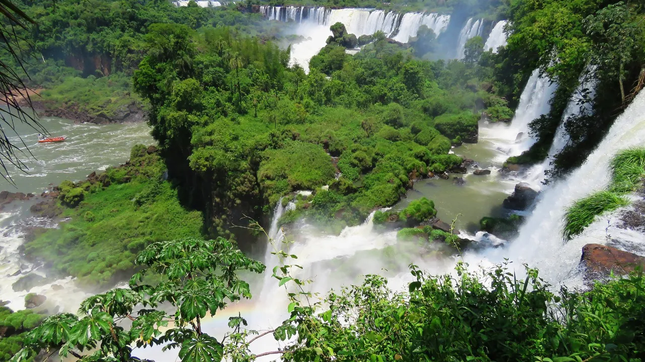 Iguazú består af 270 fald fordelt på tre km - vandfaldene ses her fra den argentinske side. Foto Dorte Rasmussen