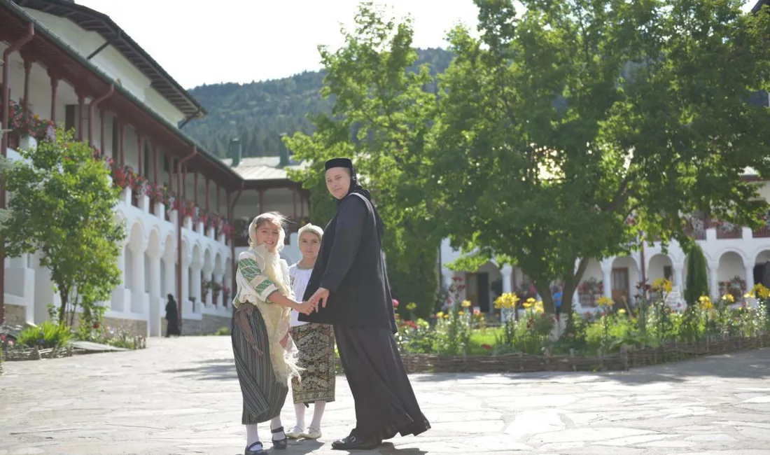 Vi besøger smukke klostre i området omkring Gura Humorului. Foto Stefan Cojocariu