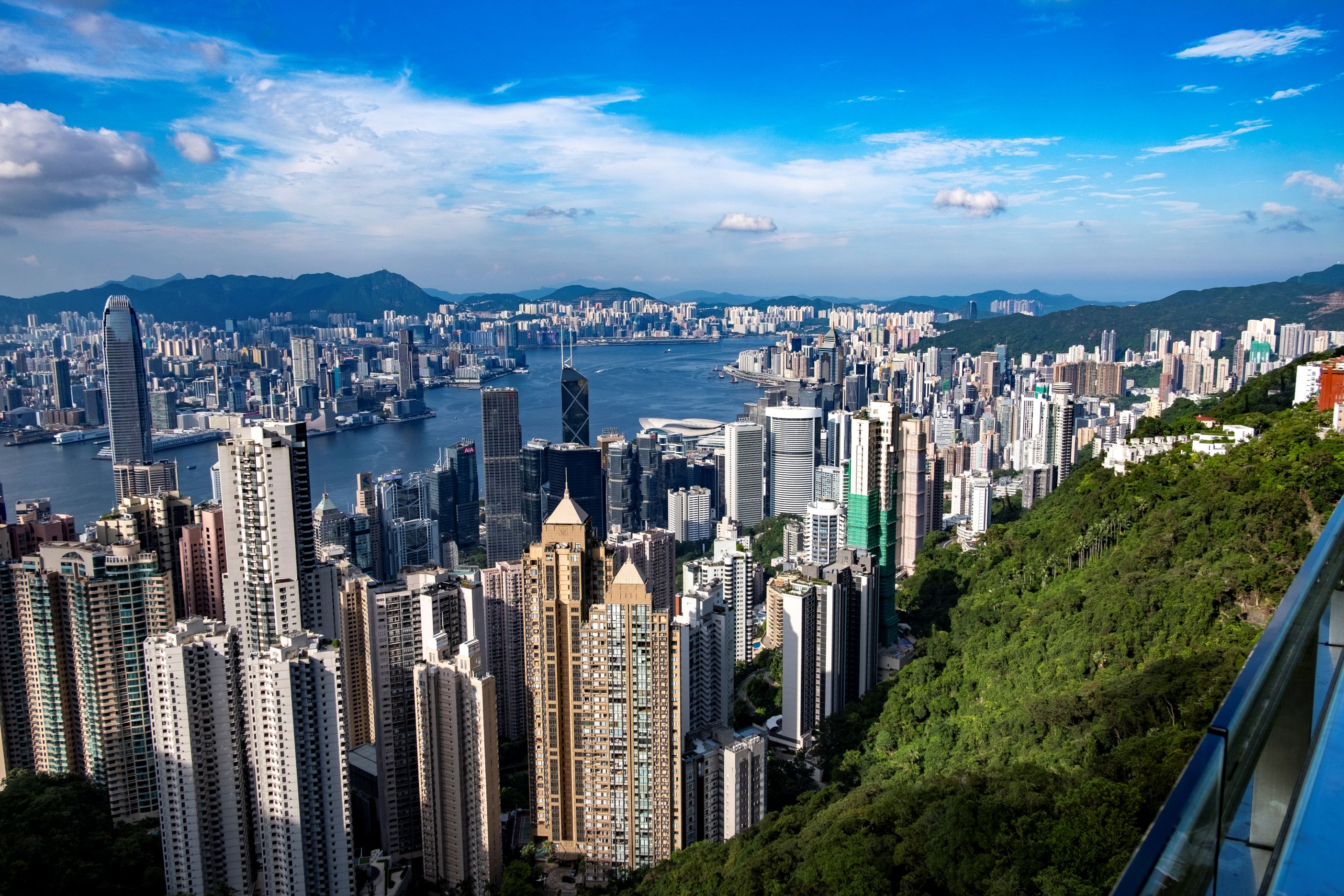 Hong Kong set fra oven hvor høje skyskrabere møder frodig natur. Foto Carsten Lorenzen