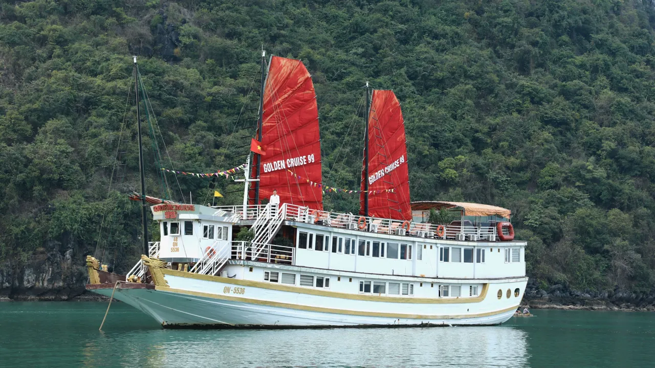 Vores båd på Halong-bugten hvor vi overnatter. Foto Anders Stoustrup
