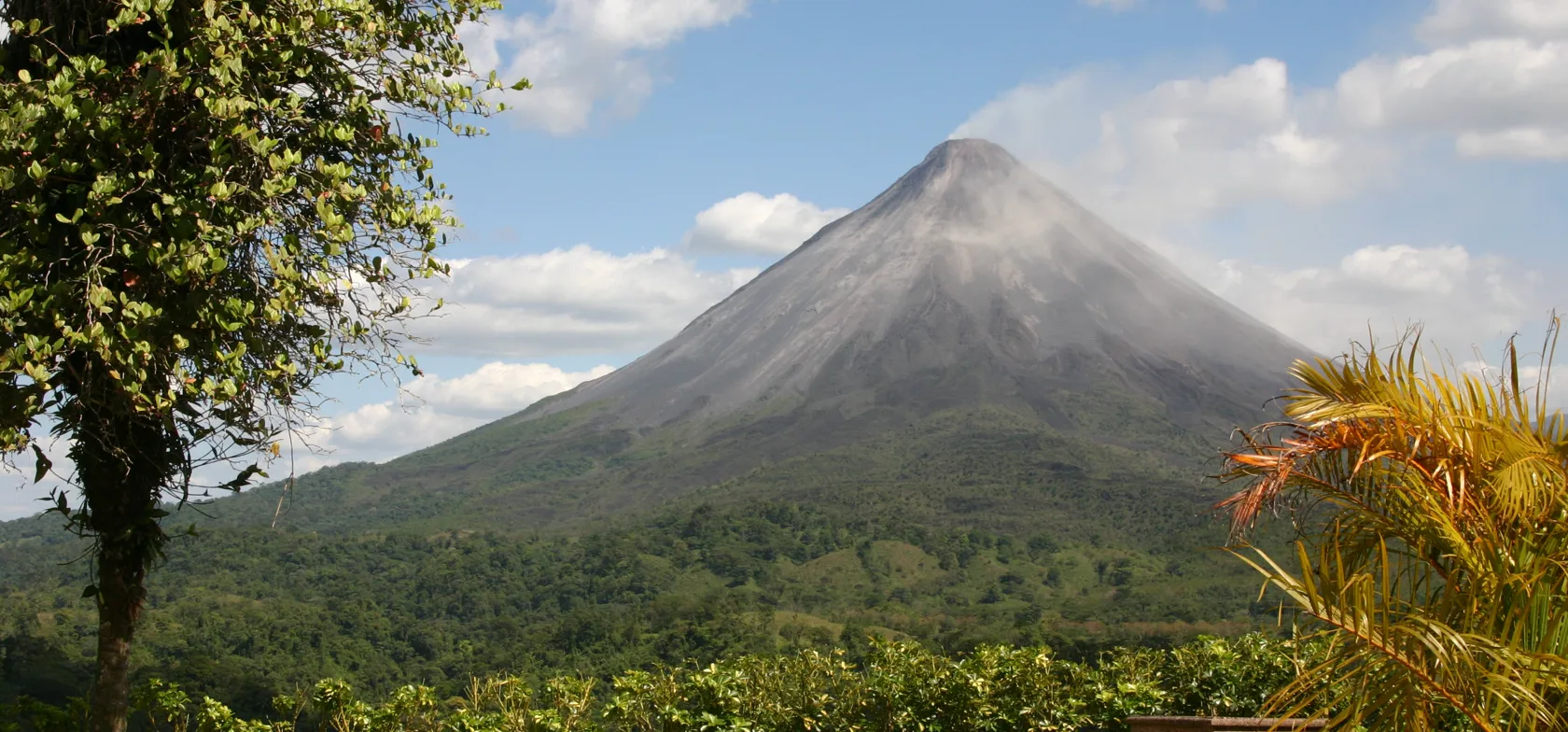 Den smukke og koniske Arenalvulkan ses i Costa Rica. Foto Claus Bech