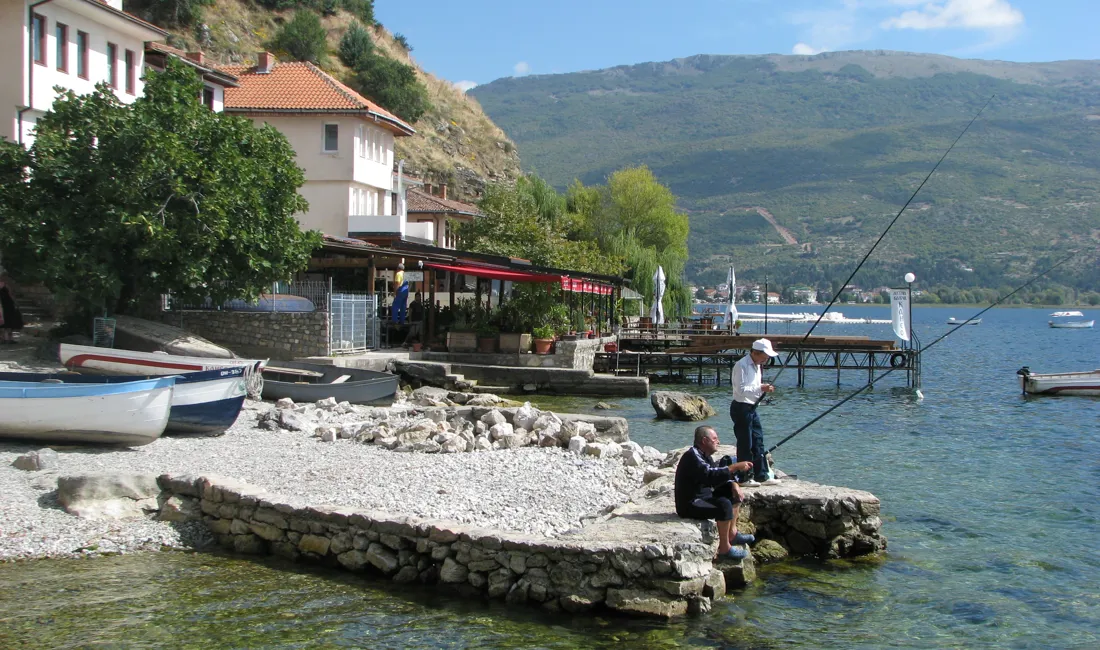 Mange byer ligger lige ned til Ohridsøen, som er et yndet fiskested. Foto Vagn Olsen