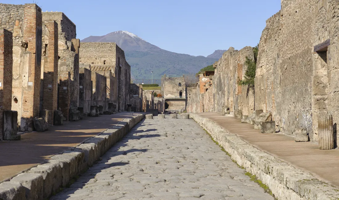 En af de større gader i Pompei med udsigt til Vesuv i baggrunden. Foto Viktors Farmor