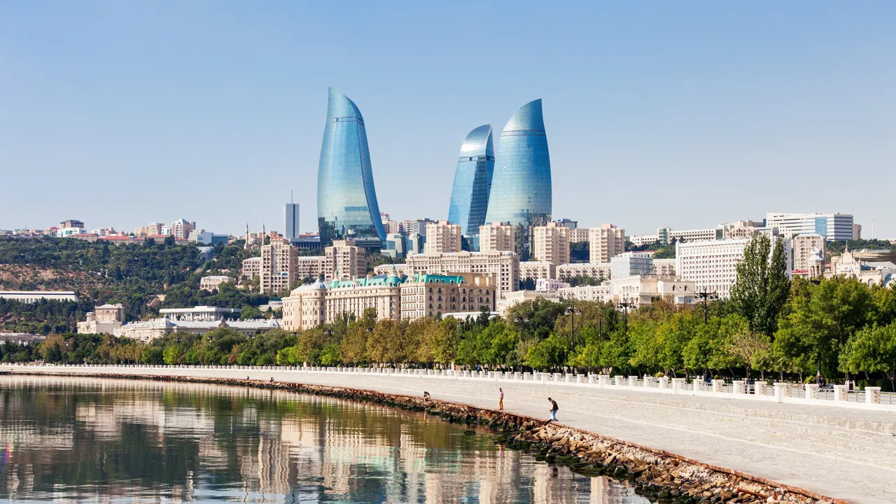 Baku byder på lidt af det hele - gamle bydele og meget moderne bygninger. Foto Viktors Farmor