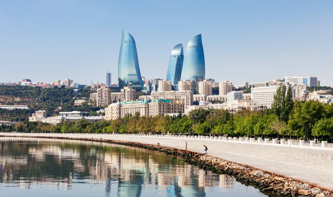 Baku byder på lidt af det hele - gamle bydele og meget moderne bygninger. Foto Viktors Farmor