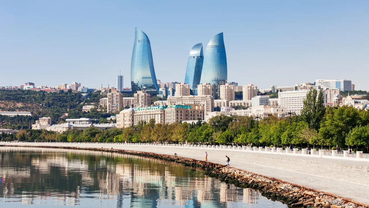 Baku byder på lidt af det hele - gamle bydele og meget moderne bygninger. Foto Viktors Farmor