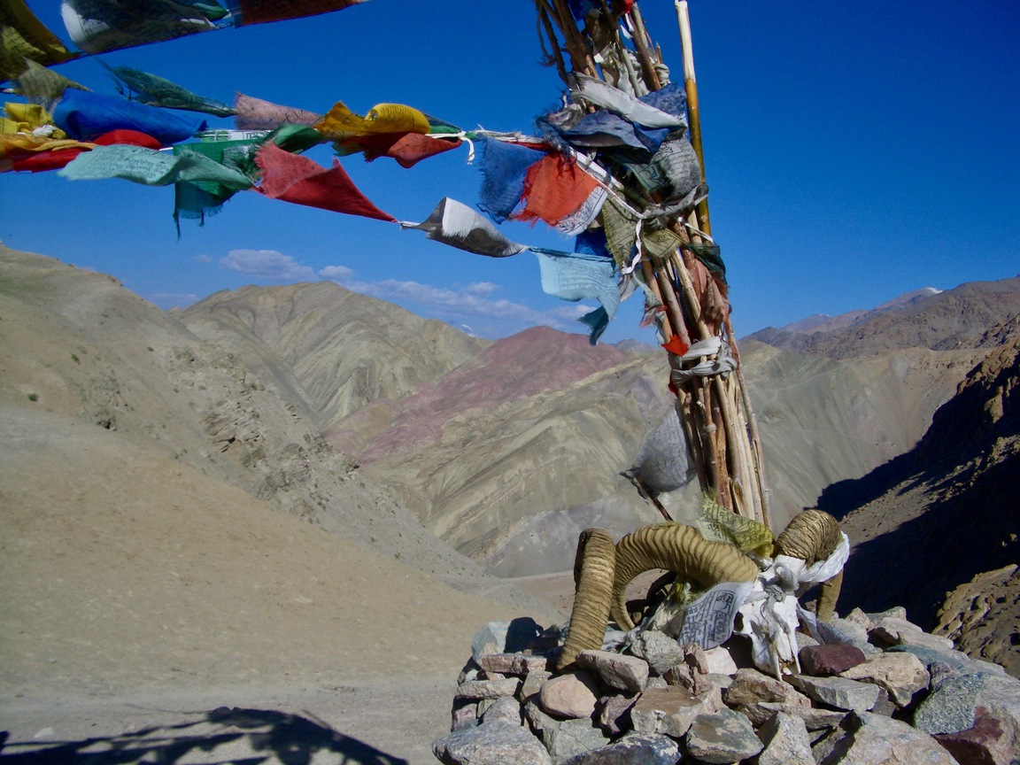 Vi kører over høje bjergpas til fjerne dale. Foto Gudik Holm Plews