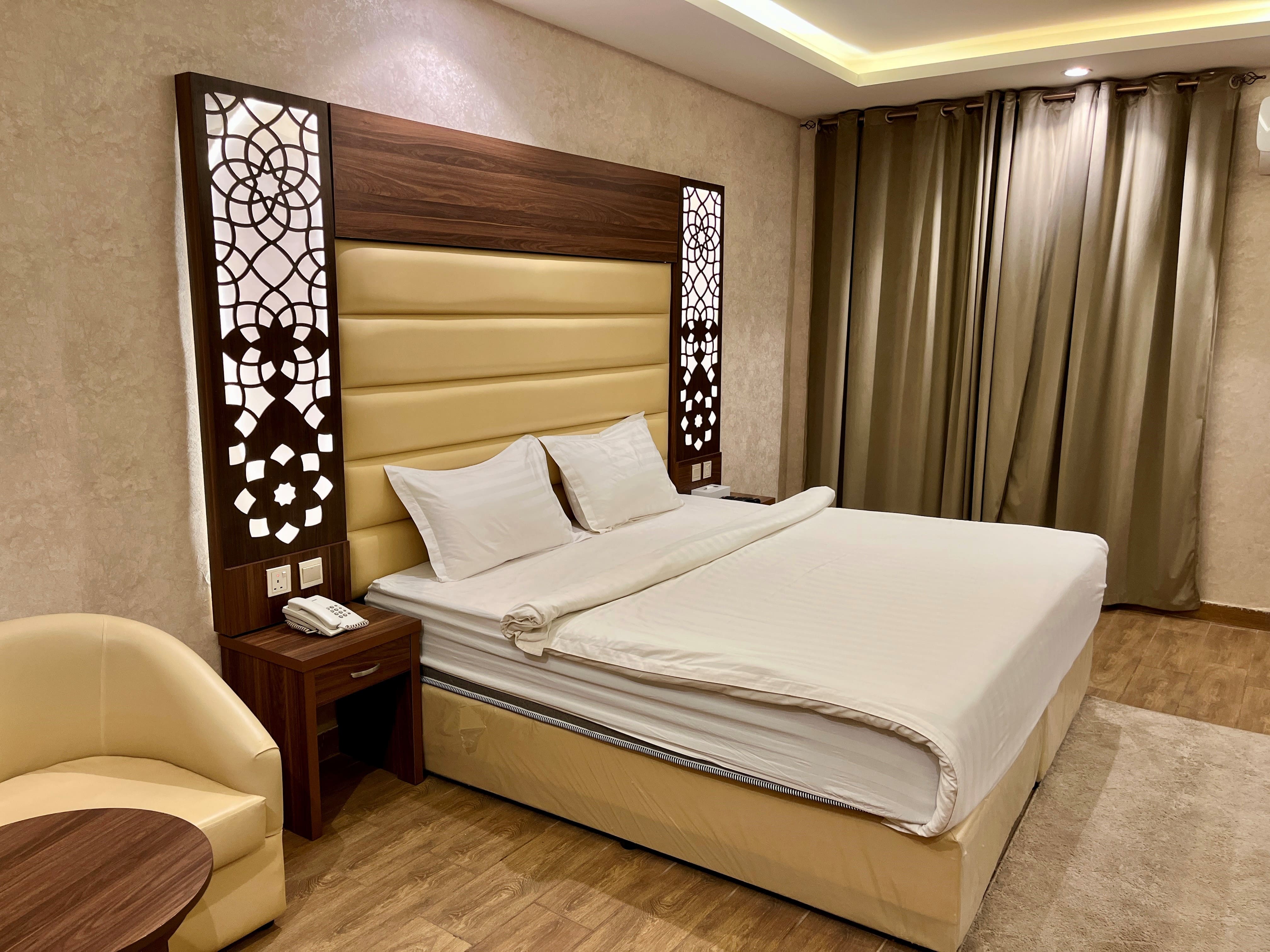 Ørkenlejren Sahary Resort byder på komfortable værelser med eget badeværelse, aircondition og Wi-Fi indrettet i lave bygninger. 