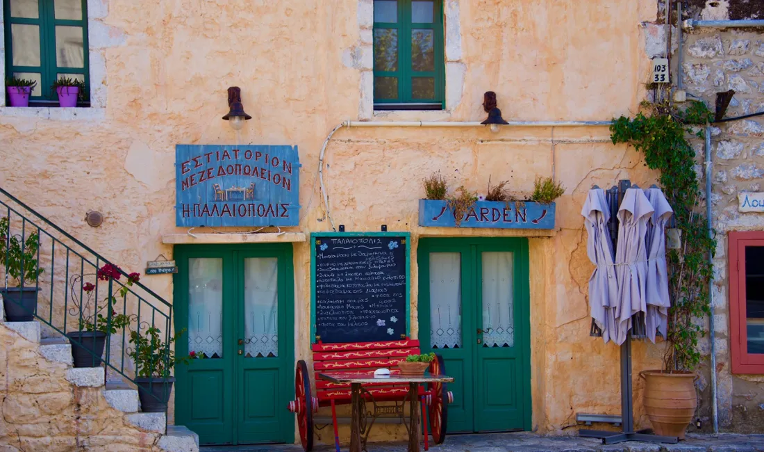 Et herligt, farverigt motiv på en vandring i en typisk græsk by. Foto Flemming Lauritsen
