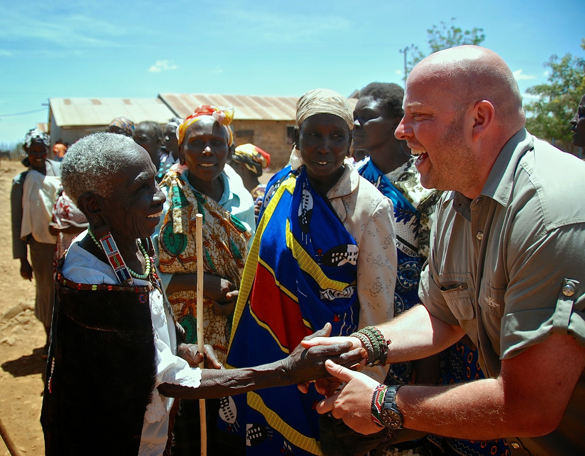Rejseleder Carsten hilser på et par de lokale. Foto Carsten Willersted