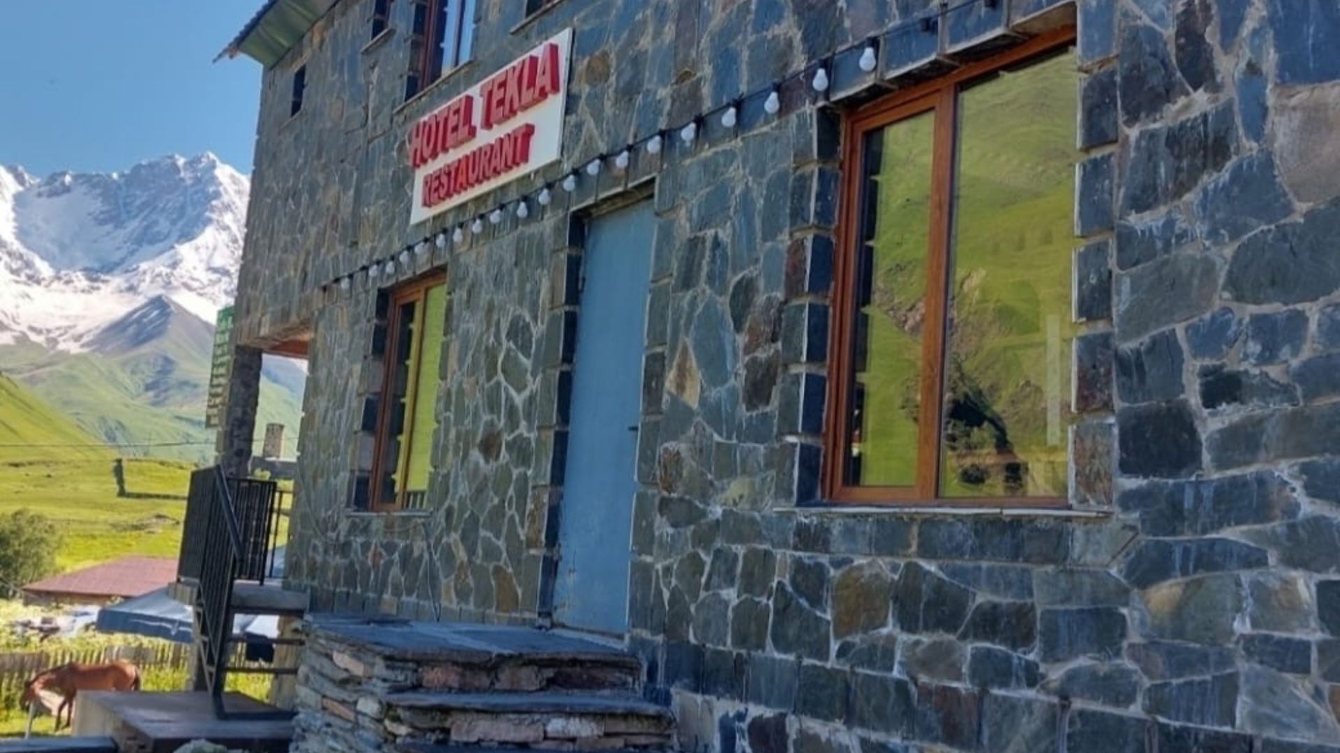 Vores overnatning byder her på et lille familiejet hotel, som serverer lækker mad. Foto Viktors Farmor 