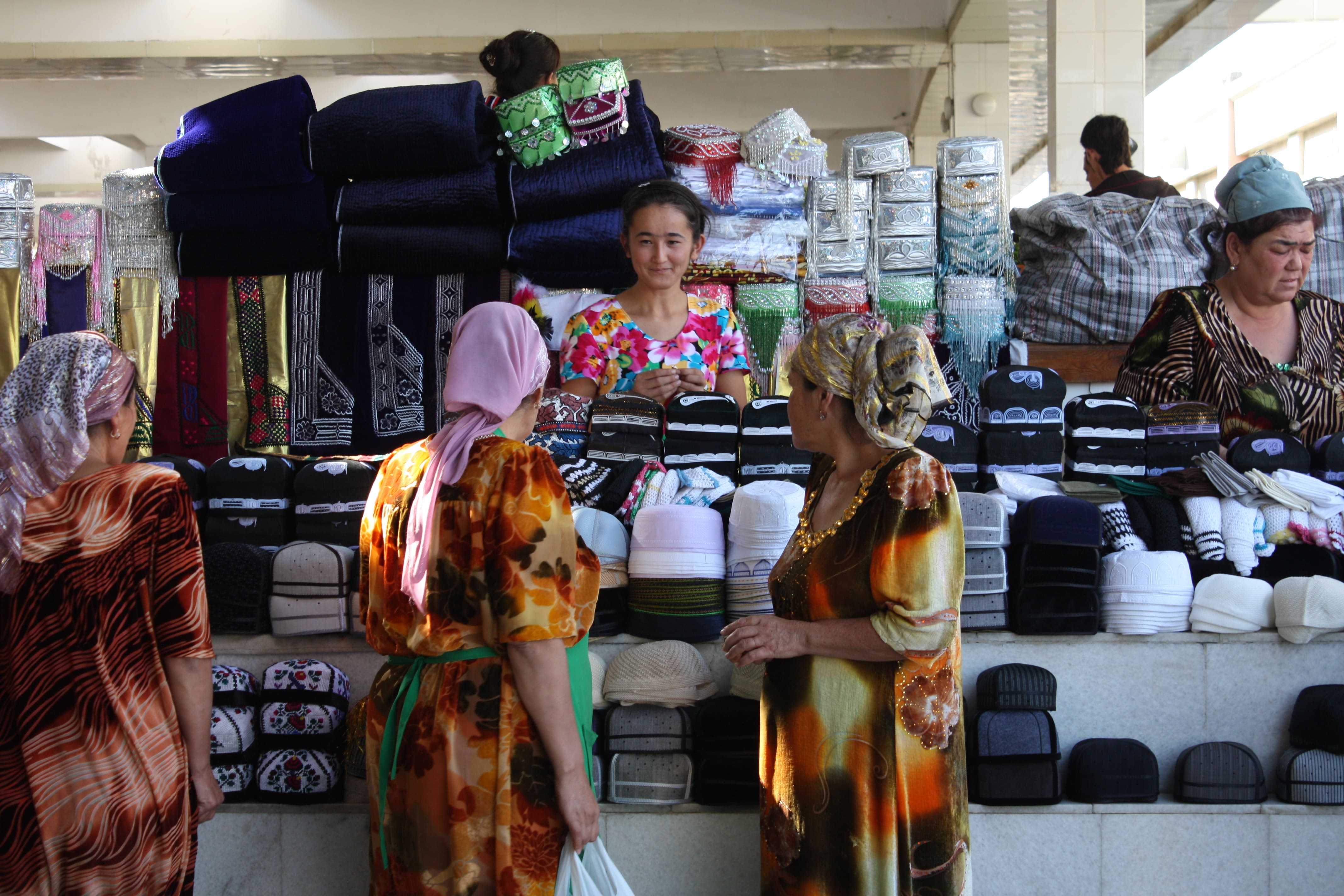 I Siyab-bazaren i Samakand sælges alt fra hatte til brød og grøntsager. Foto Lone V. Andersen