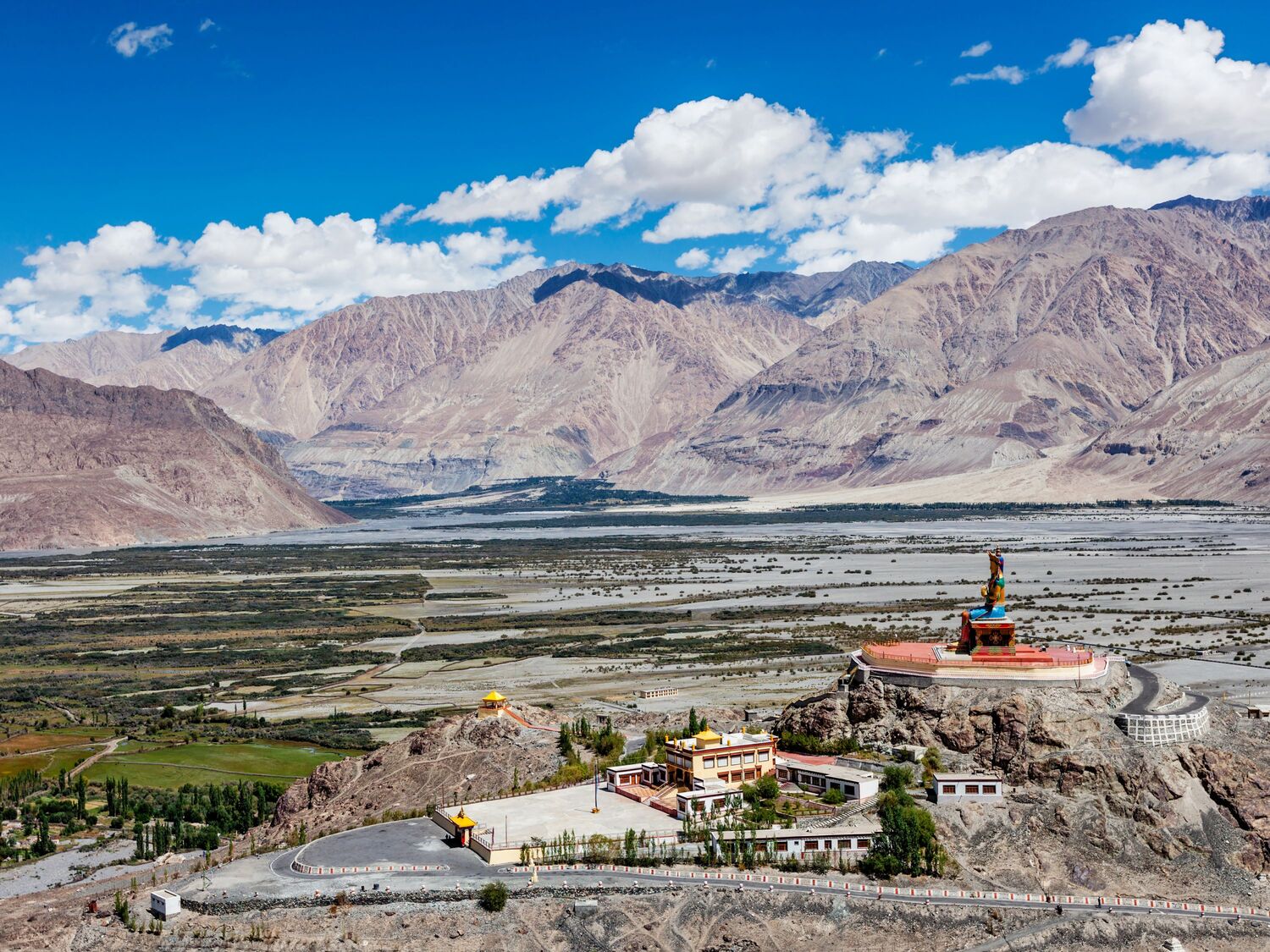 Kontrasten mellem den frodige dal og bjergene er stor i Nubra-dalen. Foto Viktors Farmor