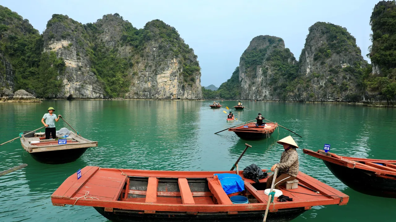 I Halong-bugten udforsker vi landskaberne i små både. Foto af Anders Stoustrup