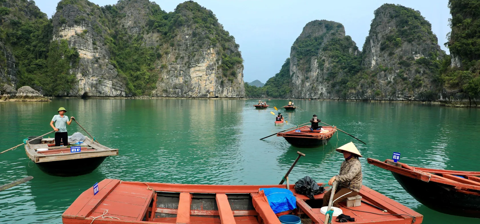 I Halong-bugten udforsker vi landskaberne i små både. Foto af Anders Stoustrup
