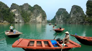 I Halong-bugten udforsker vi landskaberne i små både. Foto af Anders Stoustrup
