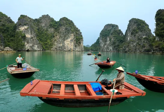 I Halong-bugten udforsker vi landskaberne i små både. Foto af Anders Stoustrup
