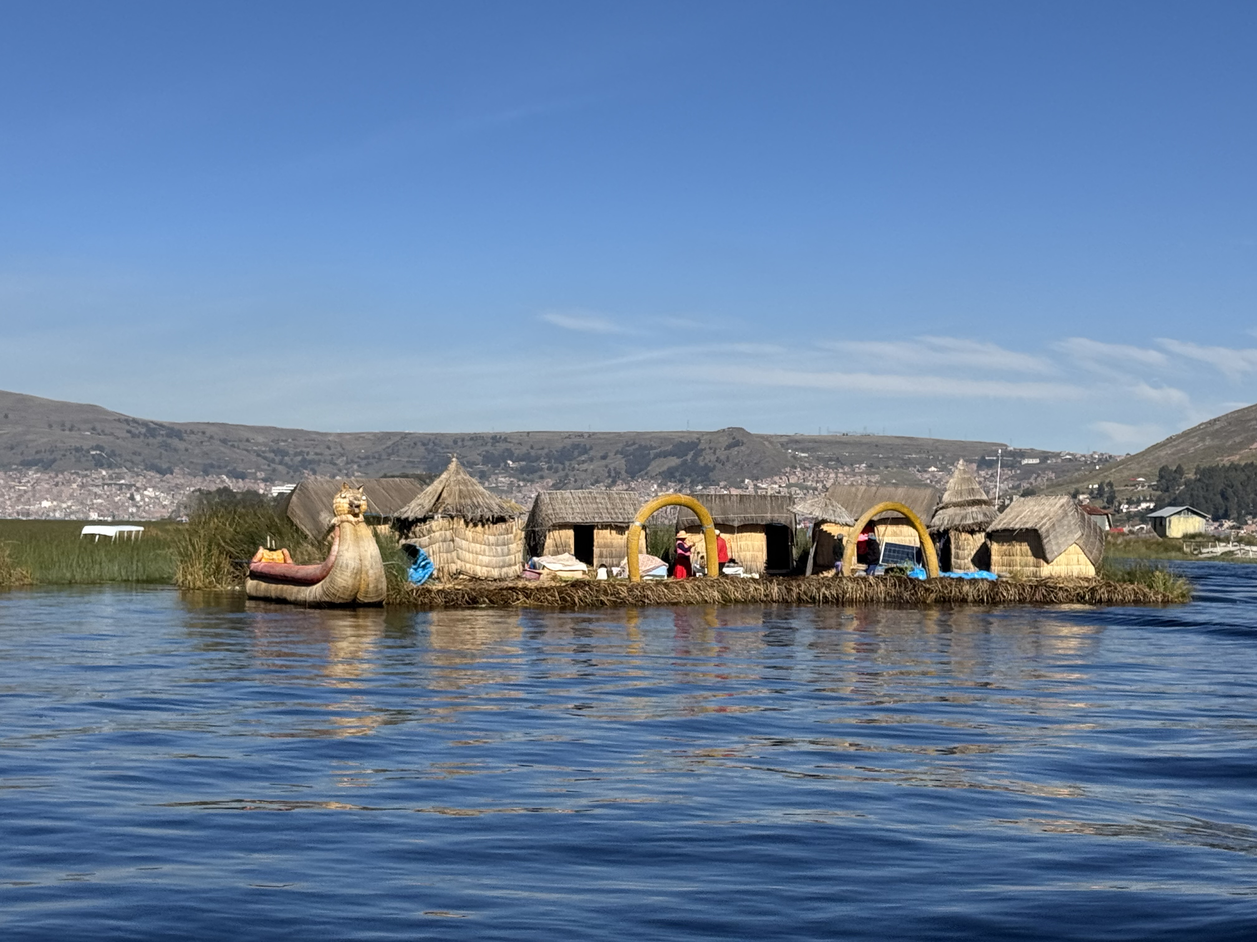 Vi går i land på sivøerne Uros på den smukke Titicaca-sø - beliggenhed i 3.812 meters højde. Foto Henriette Jensen