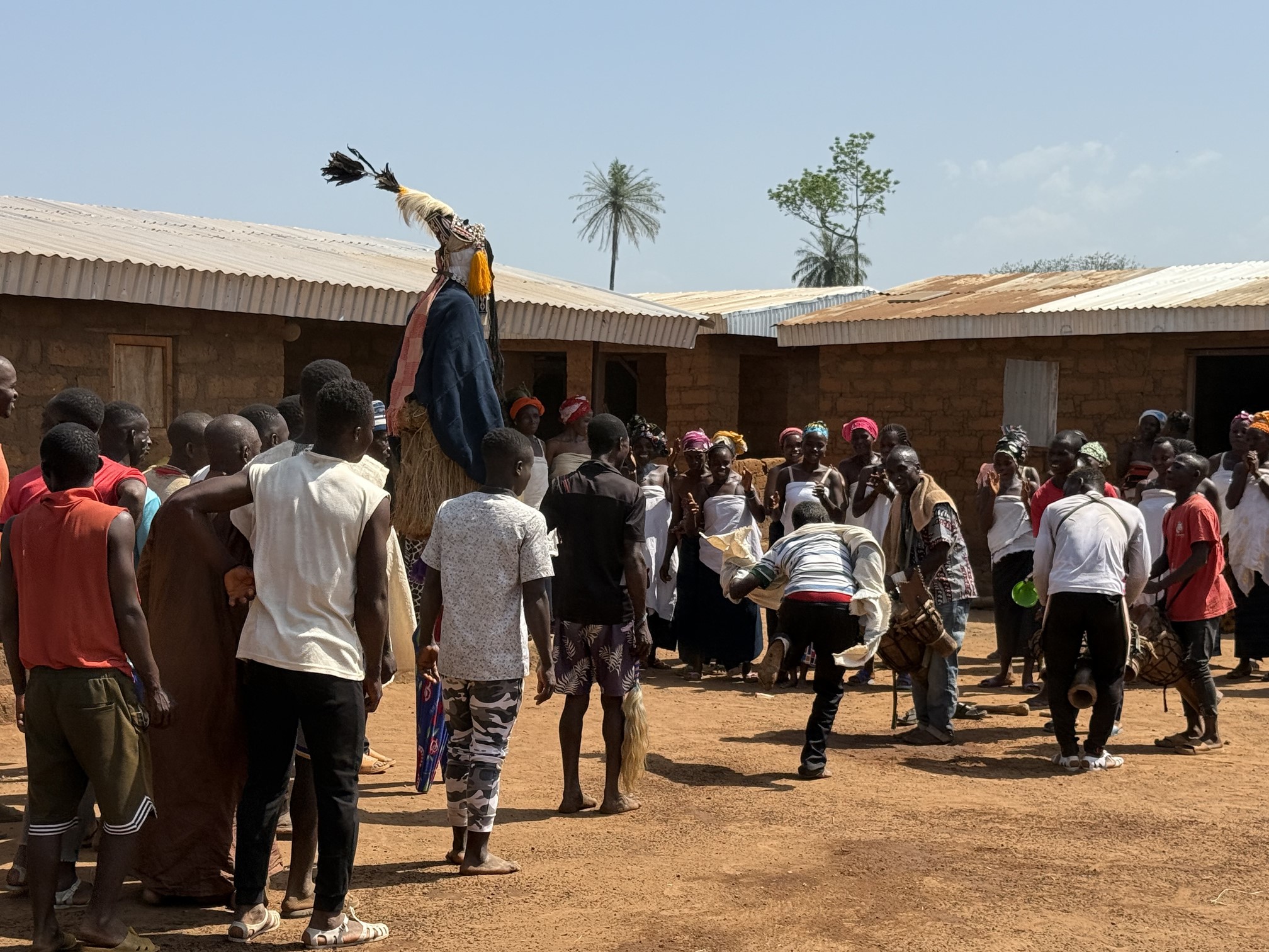 Hos Dan-folket oplever vi også den imponerende stylte-dans. Foto Anja Schmidt 