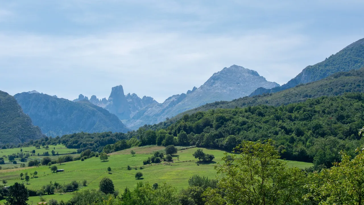 Klippen Naranjo del Bulnes er et yndet træningssted for bjergbestigere. Foto Marco Adelolmo